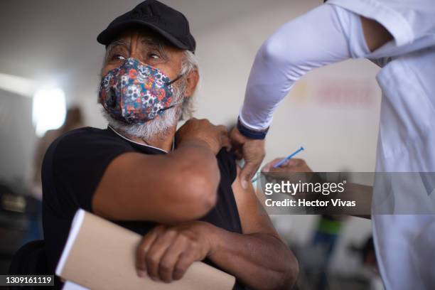 Senior citizen is vaccinated with a dose of the CoronaVac vaccine at the vaccination center of the esplanade of the municipal presidency of...