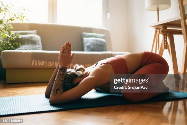 junge frau entspannen und yoga zu hause - mudra stock-fotos und bilder