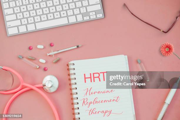 hrt written on female doctor desk - hrt pill - fotografias e filmes do acervo