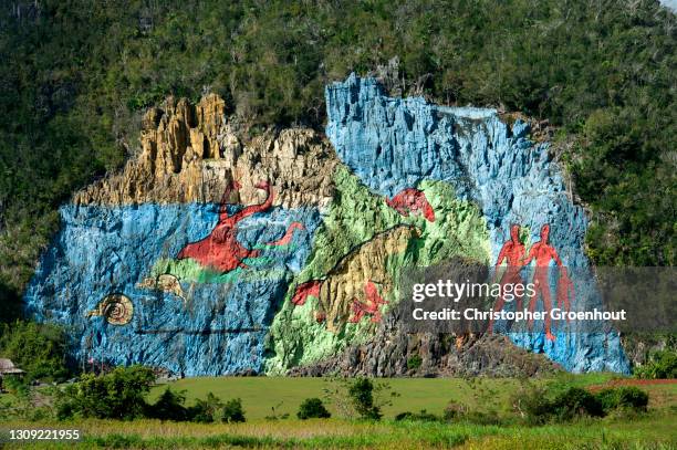 mural de la prehistoria a 120 meter long painting on a cliff near vinales - prehistoria stock pictures, royalty-free photos & images