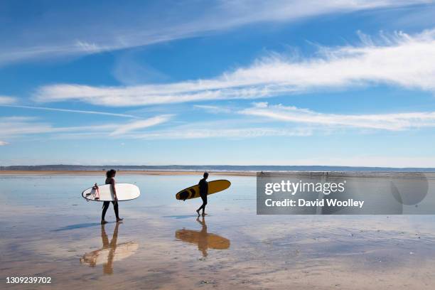 surfs up - croyde beach stock pictures, royalty-free photos & images