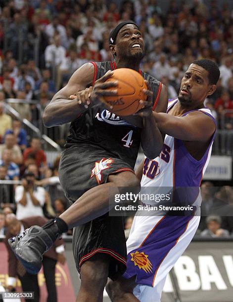 Philadelphia 76ers Chris Webber, left, is fouled by Kurt Thomas, of Phoenix Suns during a NBA Live Tour friendly basketball match between...