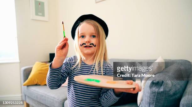girl dressed as artist painting - ベレー帽 ストックフォトと画像
