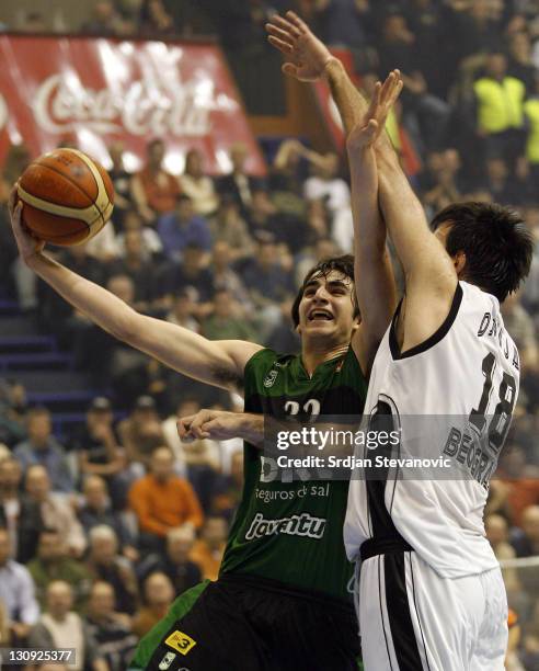 Joventut Badalona player Ricard Rubio, left, tries to score over Predrag Drobnjak, right, from Partizan Belgrade, during the TOP 16 group E...