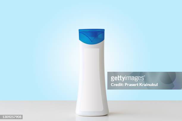 blank white shampoo or hair conditioner bottle isolated on background - shampoo photos et images de collection