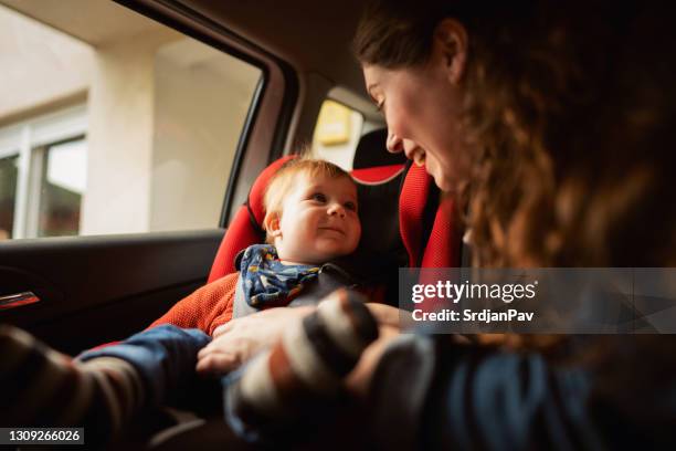 roadtrip zeit mit der familie - autositz stock-fotos und bilder