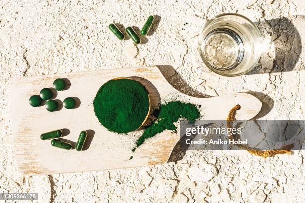 green algae powder, pills and capsules - algae stock-fotos und bilder