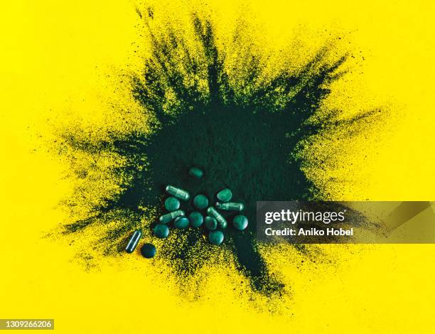 algae powder splash - chlorella stock pictures, royalty-free photos & images