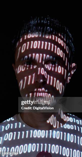 binäre datenprojektion auf das gesicht eines mannes - projection mapping stock-fotos und bilder