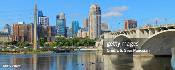 minneapolis skyline + central avenue bridge - bogenbrücke stock-fotos und bilder