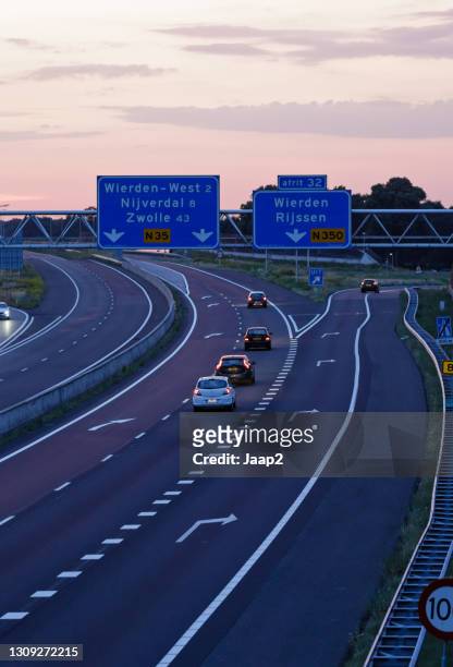 荷蘭高速公路 n35 在維爾登的日落交通 - zonsondergang 個照片及圖片檔