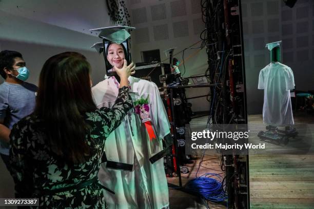 Toga Graduation Making Tutorial Graduation Toga Stock-Fotos und Bilder - Getty Images
