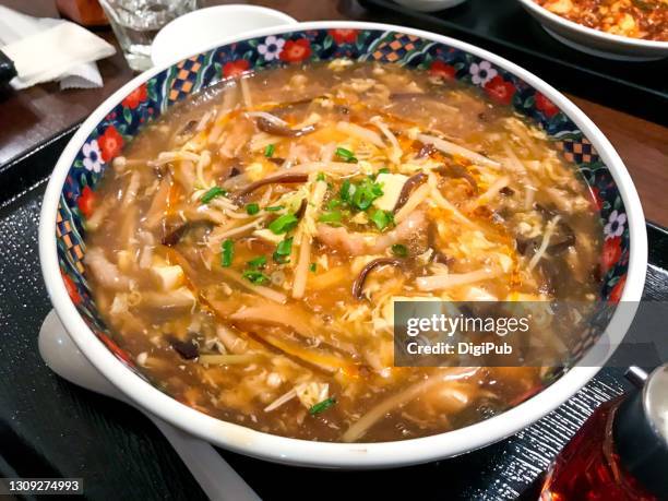 hot and sour soup noodles - chinese soup bildbanksfoton och bilder