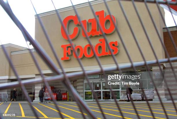 Cub Foods store is seen through a grocery shopping cart December 4, 2000 in Niles, Illinois. The nation''s tenth-largest retail supermarket chain,...