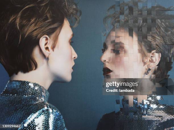 collage analogico con ritratto femminile e riflesso speculare - simmetria foto e immagini stock