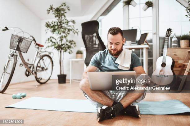 Muscle Man Using Computer 4,515 Male Workout Laptop Stock Photos, High-Res Pictures, and Images ...