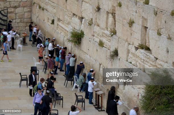 klagemauer, auch bekannt als klagemauer oder kotel in der altstadt von jerusalem, israel - klagemauer stock-fotos und bilder