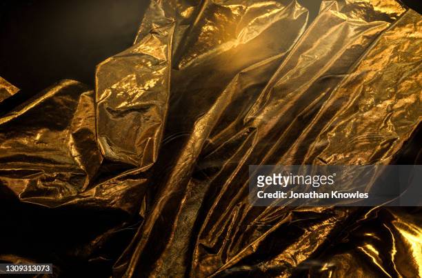 crinkled gold fabric - gold foil texture stockfoto's en -beelden