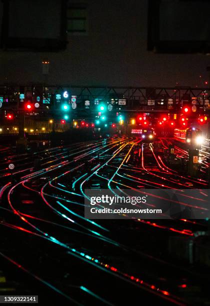 bahngleise nachts in der stadt beleuchtet - railways uk stock-fotos und bilder