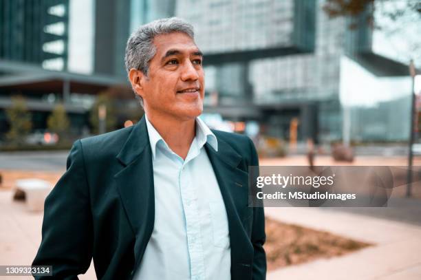 retrato de un hombre de negocios feliz - mirar-hacia-el-otro-lado fotografías e imágenes de stock