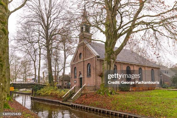 the old church in giethoorn, holland - protestantism stock pictures, royalty-free photos & images