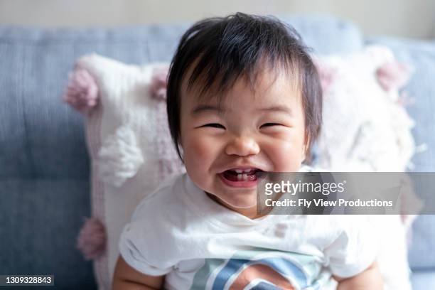 entzückende baby lachen - baby tooth stock-fotos und bilder