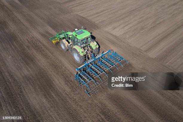 tractor con cultivador delantero y trasero - harrow fotografías e imágenes de stock