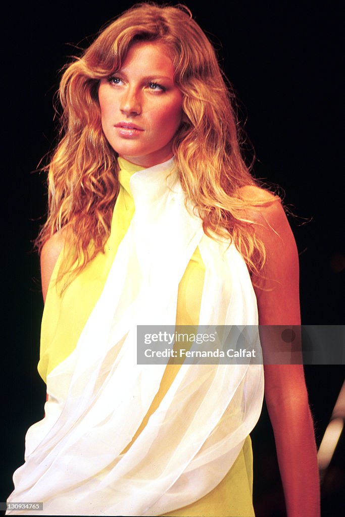 2000 Sao Paulo Fashion Week - M. Oficer
