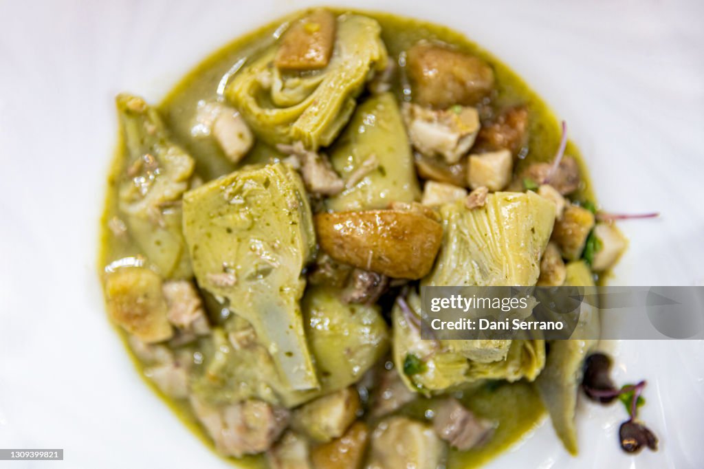 Artichokes and edible mushrooms stew dish