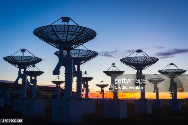 observatory antenna in the sunse - attrezzatura per le telecomunicazioni foto e immagini stock
