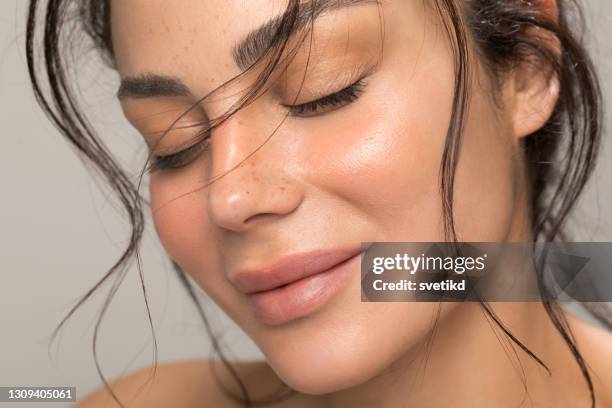 ritratto di bellezza di giovane donna - caratteristica della pelle foto e immagini stock