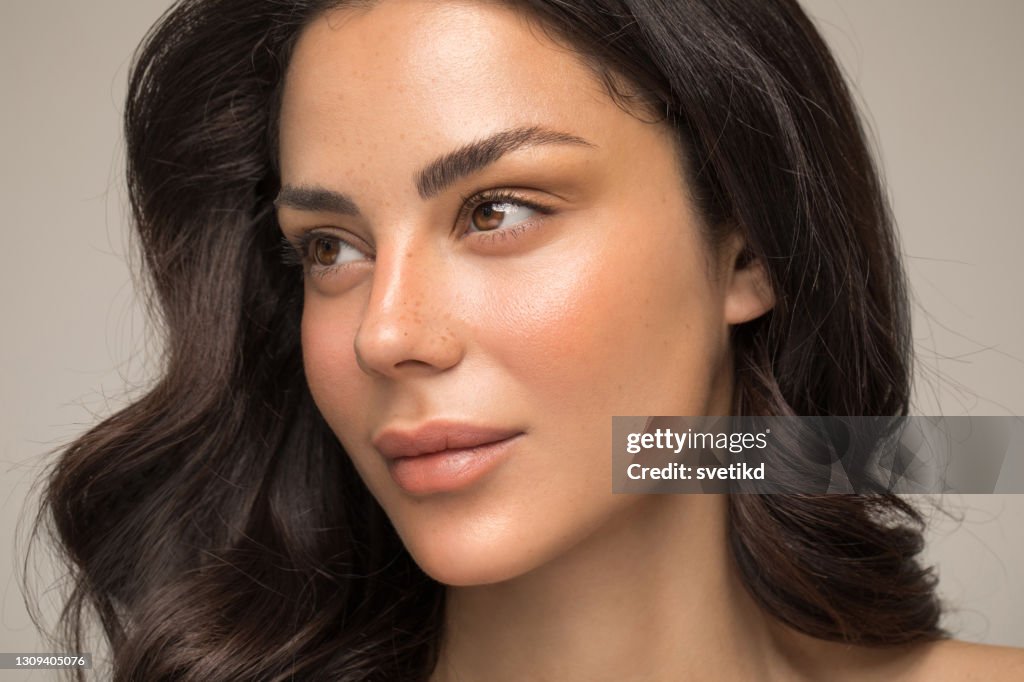 Het portret van de schoonheid van jonge vrouw