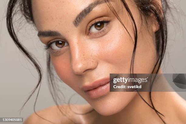 ritratto di bellezza di giovane donna - caratteristica della pelle foto e immagini stock