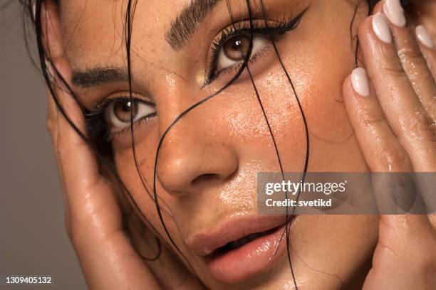 schönheit porträt der jungen brünette - eye liner stock-fotos und bilder