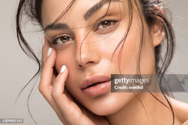 het portret van de schoonheid van jonge brunette - beauty natural no makeup stockfoto's en -beelden