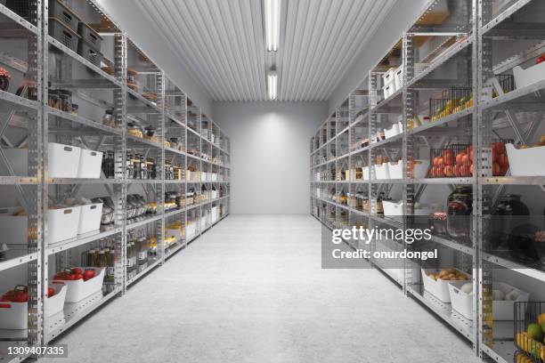 trastero de un restaurante o una cafetería con alimentos básicos no perecederos, alimentos conservados, alimentación saludable, frutas y verduras. - frio fotografías e imágenes de stock