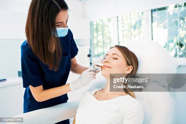 professionele cosmetologist die gezichtsinjectie maakt - lip injections stockfoto's en -beelden