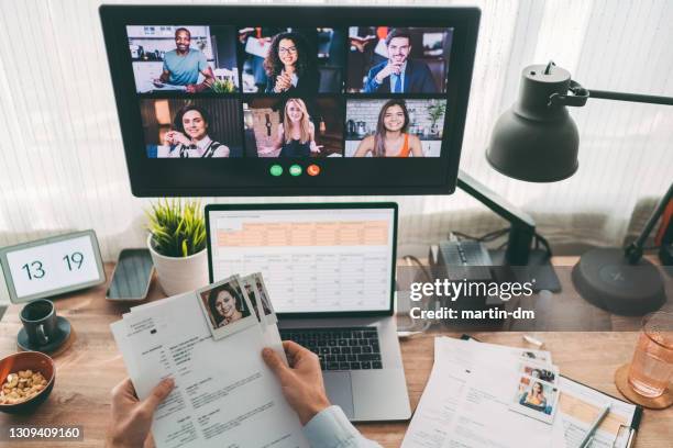 gerente de recursos humanos seleccionando nuevos solicitantes de empleo en línea - reclutador fotografías e imágenes de stock