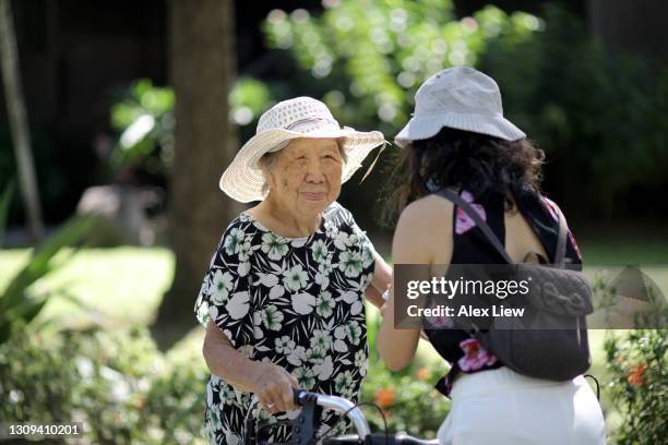 93-jarige oma leven en stijl - 90 year old stockfoto's en -beelden