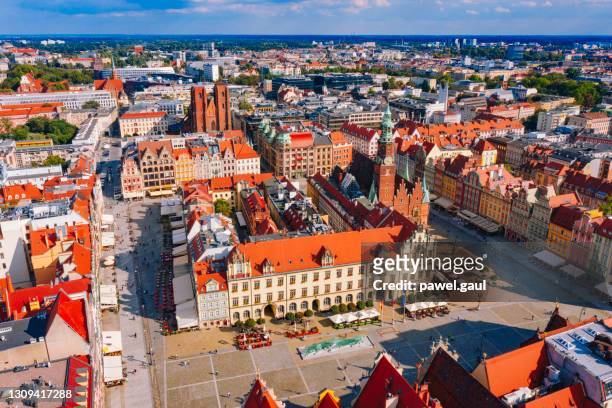 lucht mening van wroclaw met marktplein in polen - krakow poland stockfoto's en -beelden