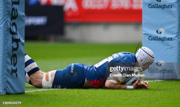 Dave Attwood of Bristol Bears dives over to score his side's first try during the Gallagher Premiership Rugby match between Bristol and Harlequins at...