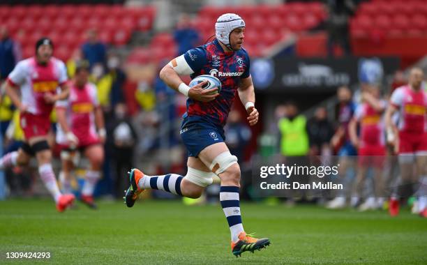Dave Attwood of Bristol Bears makes a break to score his side's first try during the Gallagher Premiership Rugby match between Bristol and Harlequins...