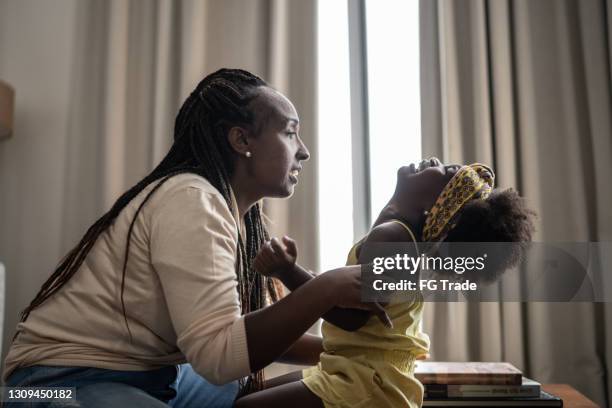 niña teniendo una rabieta con su madre en casa - parental control fotografías e imágenes de stock