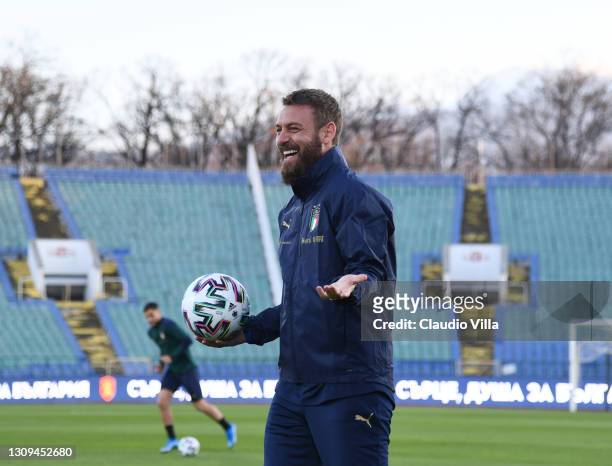 Assistant coach Italy Daniele De Rossi reacts during a Italy training session at Vasil Levski National Stadium on March 27, 2021 in Sofia, Bulgaria.