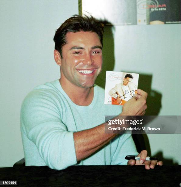 Boxer/singer Oscar De La Hoya displays his new CD titled "Oscar De La Hoya" October 14, 2000 during an album signing event at Tower Records in West...