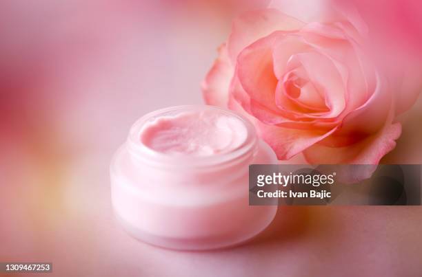 crème naturelle pour le visage rose - white rose flower spa photos et images de collection
