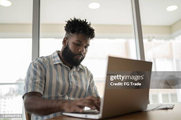 joven trabajando en casa - routine fotografías e imágenes de stock