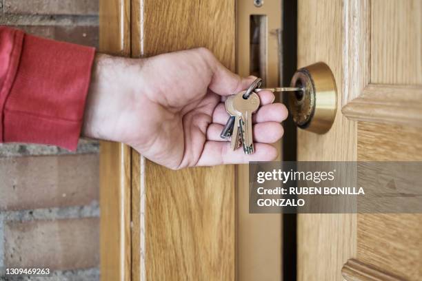 Keys Hand Open Key Opening Front Door Photos and Premium High Res Pictures - Getty Images