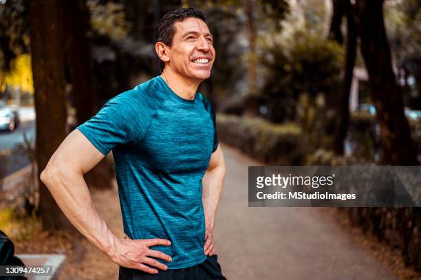 portret van gelukkige atleet - happy people running stockfoto's en -beelden