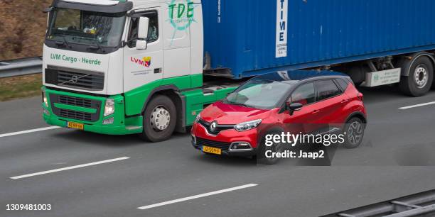 roter niederländischer renault captur fährt auf der niederländischen autobahn a-28 bei zeist - neben stock-fotos und bilder
